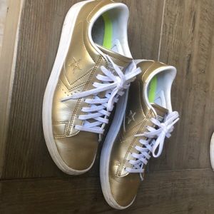 Converse sneakers gold sz. 7